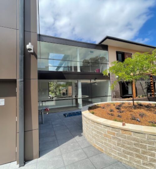 Frameless Glass Courtyard